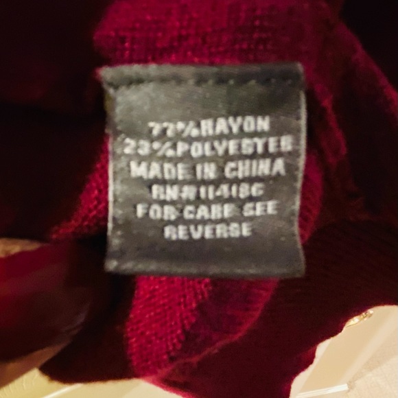 89th and Madison red/maroon soft long sleeve sweater. - Picture 4 of 5